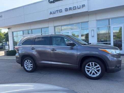 Used 2014 Toyota Highlander LE AWD/4WD image 2