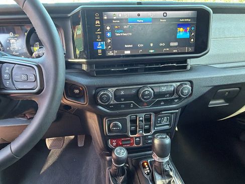 Used 2025 Jeep Wrangler Willys AWD/4WD image 25