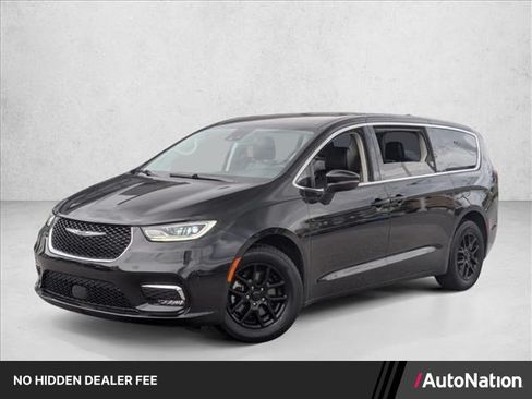 Used 2023 Chrysler Pacifica Touring-L FWD image 1