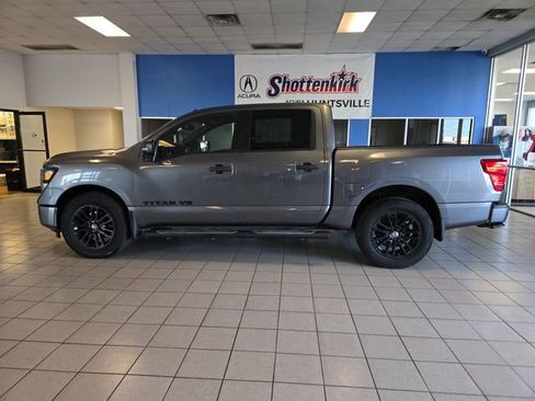 Used 2019 Nissan Titan SV w/ SV Convenience Package image 5