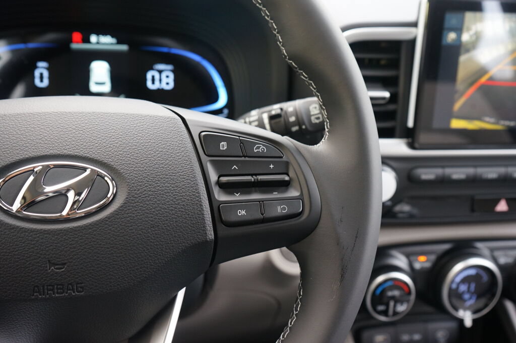 Used 2025 Hyundai Venue SEL FWD image 17