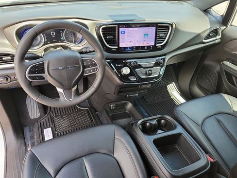 Used 2025 Chrysler Pacifica Select FWD image 10
