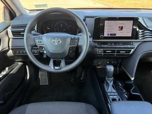 Used 2025 Toyota Camry LE image 9