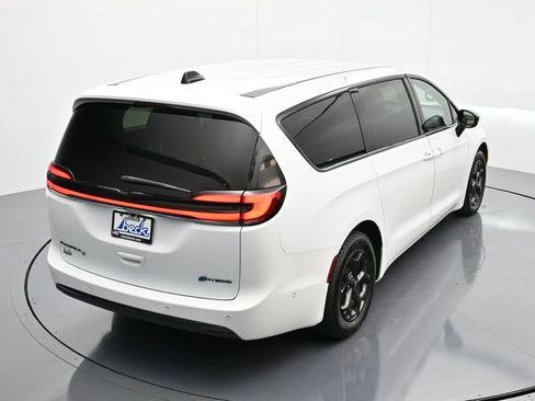 Used 2024 Chrysler Pacifica Select image 34