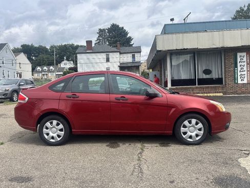 Used 2010 Ford Focus SE FWD image 4