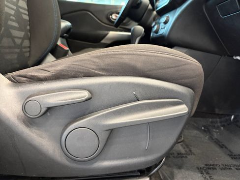 Used 2019 Jeep Cherokee Latitude AWD/4WD image 32
