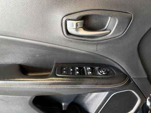 Used 2018 Jeep Compass Latitude w/ Popular Equipment Group AWD/4WD image 9