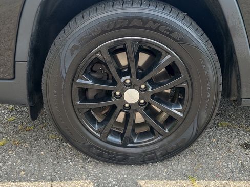 Used 2019 Jeep Cherokee Latitude w/ Cold Weather Group AWD/4WD image 12
