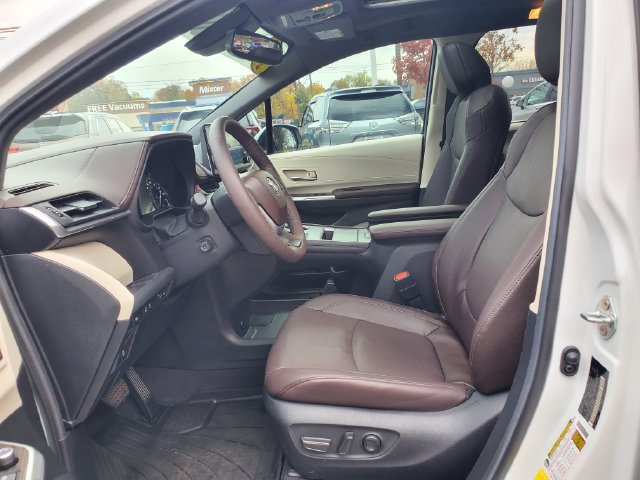 Used 2024 Toyota Sienna Platinum FWD image 20