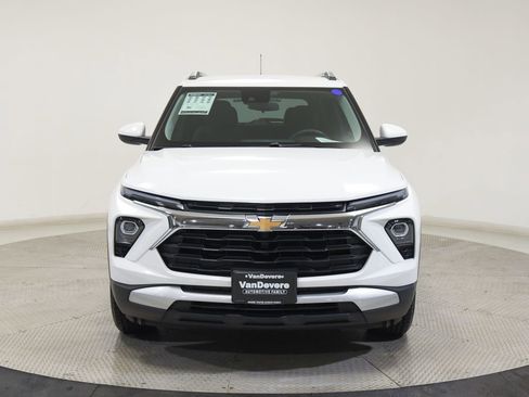 Used 2025 Chevrolet TrailBlazer LT AWD/4WD image 2