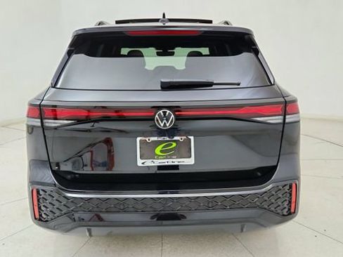 Used 2025 Volkswagen Tiguan SE R-Line image 5