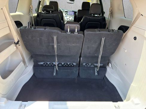 Used 2023 Chrysler Pacifica Touring-L FWD image 22