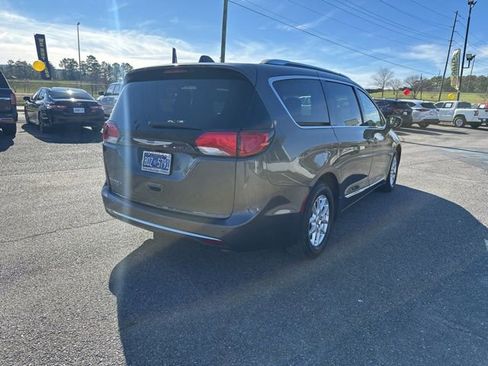 Used 2020 Chrysler Pacifica Touring-L image 10