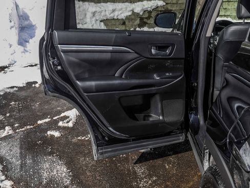 Used 2018 Toyota Highlander SE image 19