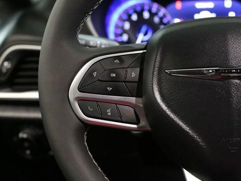 Used 2025 Chrysler Pacifica Select image 19