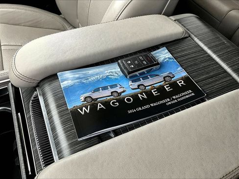 Used 2024 Jeep Wagoneer L Series III w/ Flexible Seating Group AWD/4WD image 39