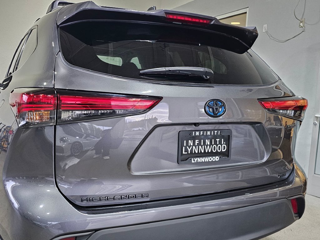 Used 2022 Toyota Highlander XLE AWD/4WD image 26
