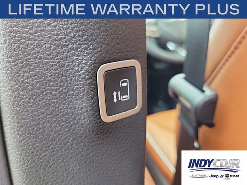 New 2026 Chrysler Pacifica Pinnacle w/ Trailer Tow Group AWD/4WD image 18