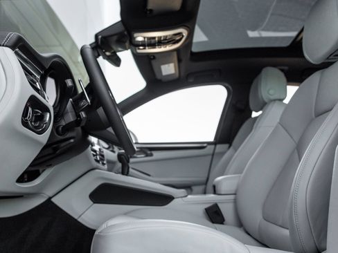 Certified 2026 Porsche Macan AWD/4WD image 22