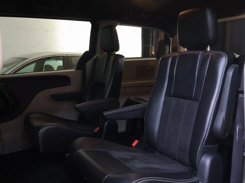 Used 2019 Dodge Grand Caravan SXT image 15