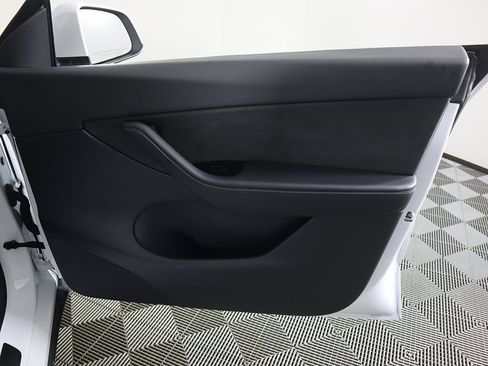 Used 2021 Tesla Model Y Long Range image 25