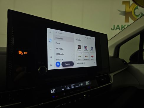 Used 2025 Toyota Sienna LE w/ LE Plus Package FWD image 20