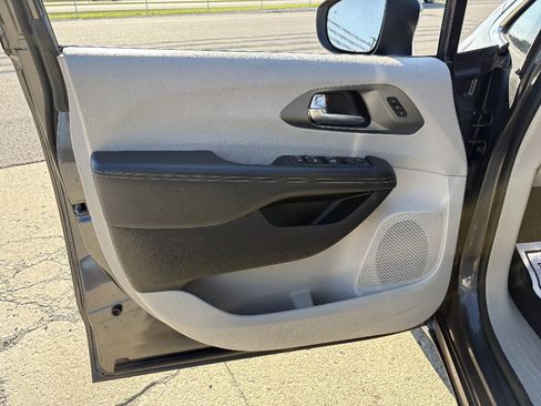 Used 2023 Chrysler Pacifica Touring-L FWD image 29