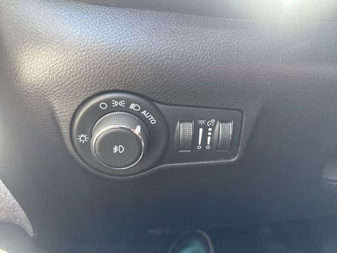 Certified 2022 Jeep Compass Latitude w/ Sun and Sound Group AWD/4WD image 13