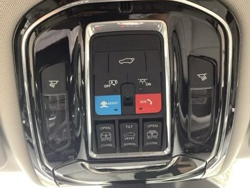 Certified 2023 Jeep Grand Cherokee Overland w/ Luxury Tech Group IV AWD/4WD image 30