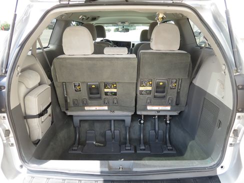 Used 2016 Toyota Sienna LE FWD image 37