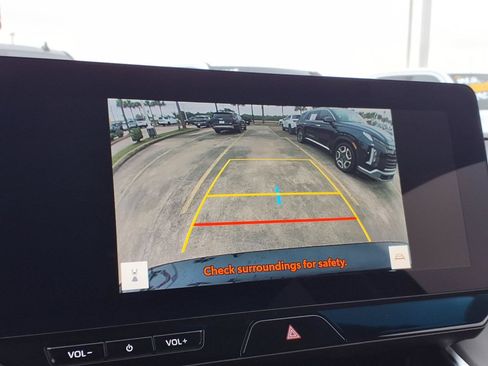 Used 2024 Toyota Venza XLE AWD/4WD image 19