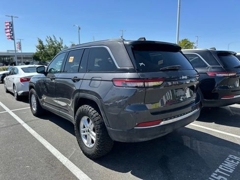 Used 2023 Jeep Grand Cherokee Laredo image 4