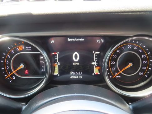Used 2018 Jeep Wrangler Unlimited Sahara w/ Dual Top Group AWD/4WD image 33