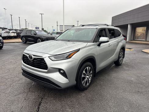 Used 2023 Toyota Highlander XLE AWD/4WD image 3