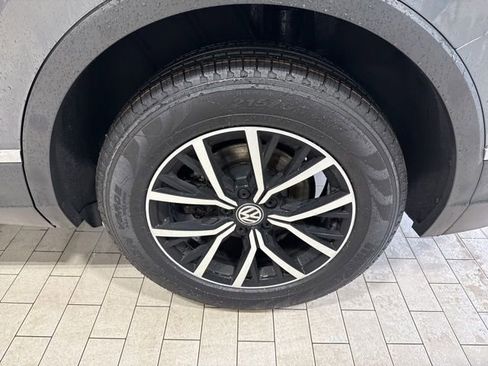 Certified 2021 Volkswagen Tiguan SE w/ Panoramic Sunroof Package image 32