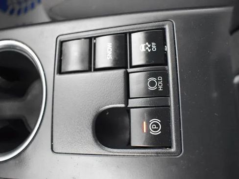 Used 2025 Toyota Highlander LE FWD image 35