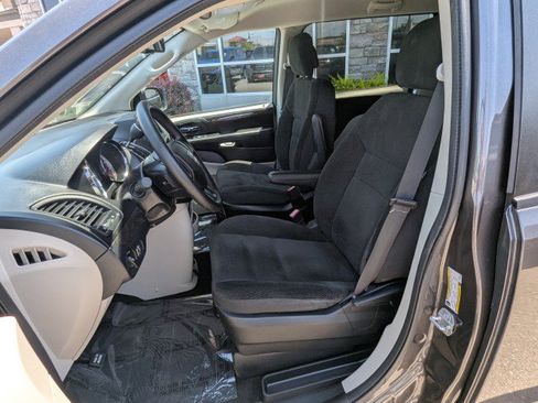 Used 2018 Dodge Grand Caravan SE w/ UConnect Hands-Free Group FWD image 11