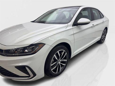 Used 2025 Volkswagen Jetta SE w/ Sunroof Package image 11