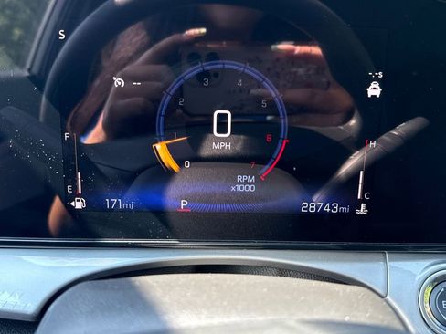 Used 2025 Chevrolet Trax LT FWD image 13