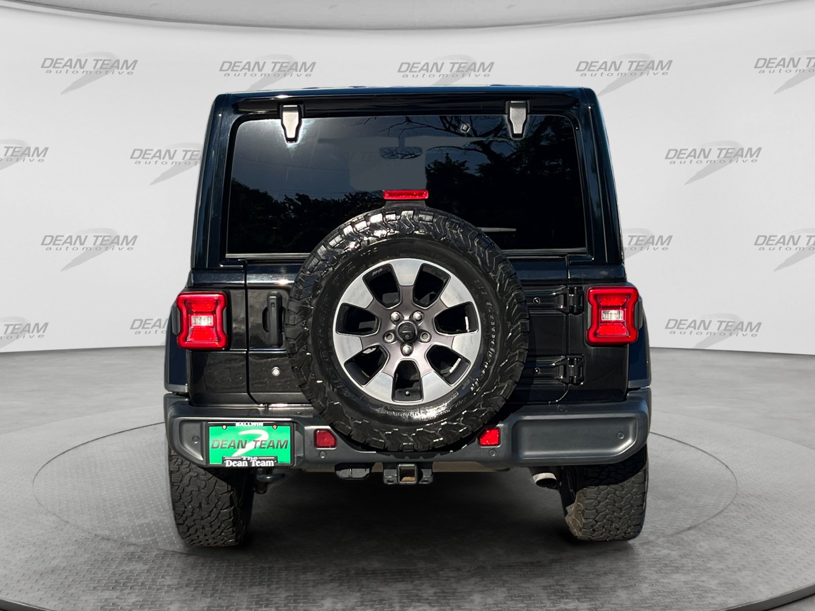 Used 2018 Jeep Wrangler Unlimited Sahara w/ Dual Top Group AWD/4WD image 6