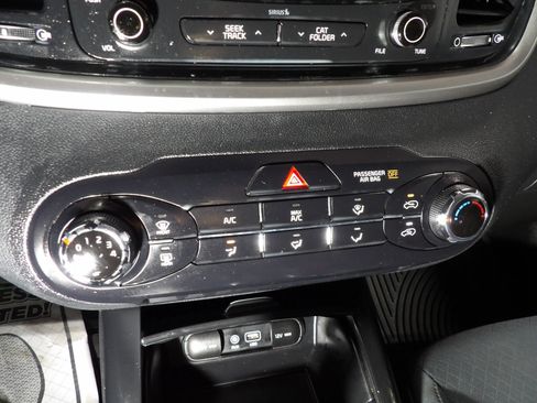 Used 2017 Kia Sorento FWD image 17