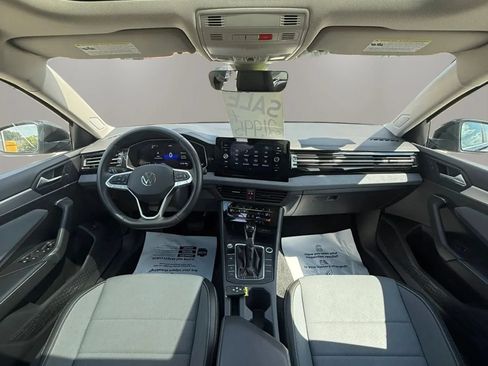 Used 2025 Volkswagen Jetta SE FWD image 12