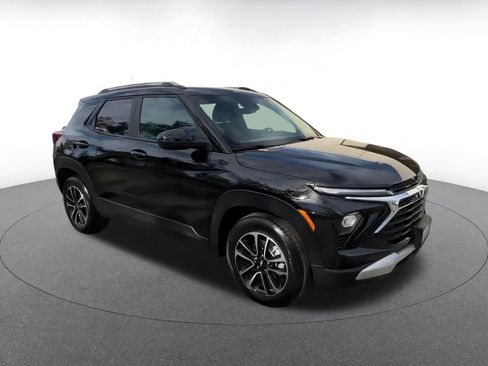 Used 2025 Chevrolet TrailBlazer LT image 2