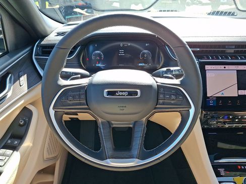Used 2025 Jeep Grand Cherokee Limited w/ Luxury Tech Group II AWD/4WD image 21
