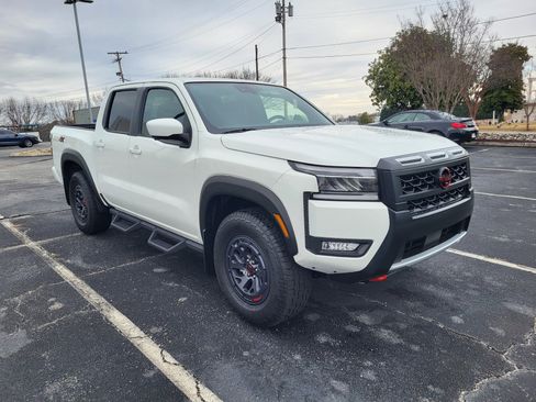 Used 2025 Nissan Frontier PRO-4X w/ Pro Convenience Package image 3