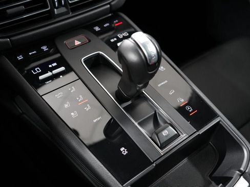 Used 2024 Porsche Macan AWD/4WD image 16