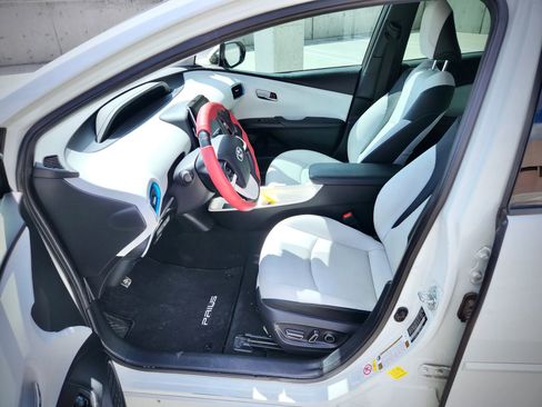 Used 2017 Toyota Prius Prime Advanced w/ Carpet Mat Package FWD image 42
