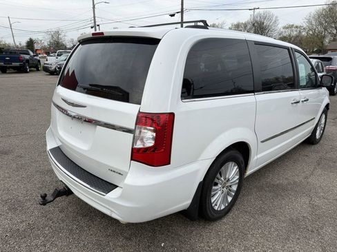 Used 2014 Chrysler Town & Country Limited w/ Luxury Group image 4