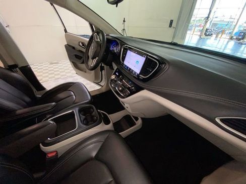Used 2023 Chrysler Pacifica Touring-L AWD/4WD image 10