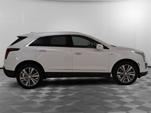 Used 2025 Cadillac XT5 Premium Luxury image 2